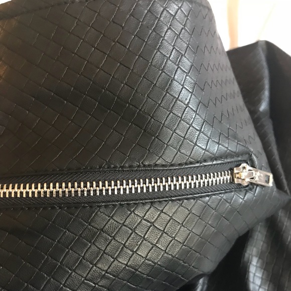 Forever21 Faux Leather Skirt. Size: Small - Picture 4 of 5